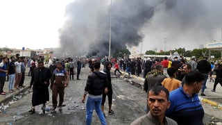 Durante las jornadas de ayer y de hoy, se han repetido varios enfrentamientos entre fuerzas de seguridad y manifestantes en las provincias del sur de Irak. (EFE)