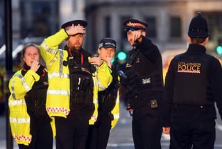 Dos personas han muerto en el atentado perpetrado este viernes en las inmediaciones del puente de Londres, además del presunto terrorista. (EFE)