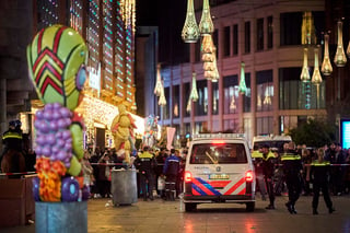 Tres personas fueron lesionadas el viernes con un cuchillo en la principal calle comercial de La Haya, indicó la policía. (AP)
