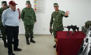 El presidente Andrés Manuel López Obrador recorrió las nuevas instalaciones de la Industria Militar en el Campo Militar 25-E, 'La Célula', donde se espera migrar, para 2021, la totalidad de la producción de armas y transporte especializado del Ejército mexicano. (ESPECIAL)