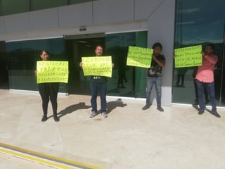 Ex trabajadores del Simas Torreón se manifestaron a las afueras de la presidencia municipal ante despidos injustificados.