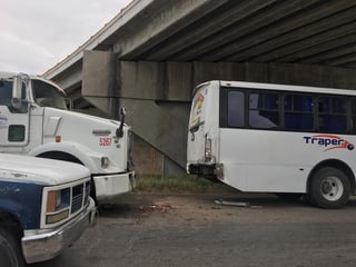 Cuatro unidades se vieron involucradas en el accidente, un tráiler, dos autobuses de transporte de personal y un taxi.