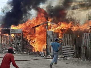 Incendio consume dos jacales de la colonia Valle La Rosita de Torreón; por horas las autoridades trabajaron en el lugar.