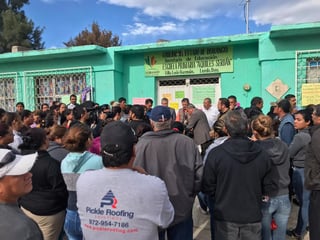 Ayer por la mañana, los padres de familia cerraron la escuela primaria ubicada en Villa León Guzmán de Lerdo.