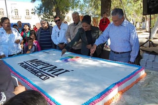 Se realizó la repartición del megapastel en el municipio de Mapimí y se contó con la participación de decenas de familias. (EL SIGLO DE TORREÓN) 