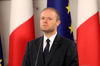 El primer ministro maltés, Joseph Muscat, avanzó hoy su intención de dimitir en enero, tras días de presión por los nexos de algunos de sus colaboradores con el caso por el asesinato en 2017 de la periodista Daphne Caruana Galizia. (EFE)