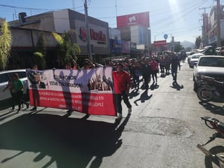 Un contingente conformado por poco más de 100 personas marcharon en Gómez Palacio en apoyo al presidente Andrés Manuel López Obrador hoy, a un año de asumir la presidencia de México. (EDITH GONZÁLEZ)