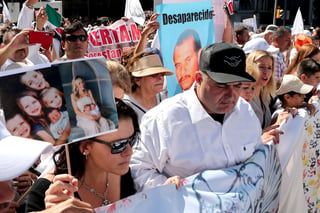 La famlia LeBarón encabezó el mitón de cuatro mil personas que se manifestaron en el Monumento a la Revolución. Un antifestejo por el informe de Gobienro de López Obrador. (EL UNIVERSAL)