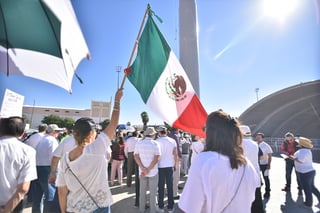 A la manifestación acudieron cerca de 250 personas, quienes se reunieron en la explanada de la Plaza Mayor para protestar. (EL SIGLO DE TORREÓN)
