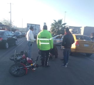 Un motociclista de 21 años de edad, resultó lesionado tras impactarse contra un taxi en el Parque Industrial de la ciudad de Gómez Palacio. (EL SIGLO DE TORREÓN)