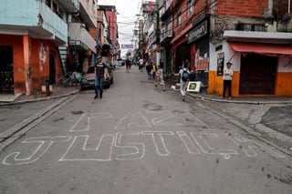 En las calles de la favela Paraisópolis, la indignación y el miedo se han apoderado de los vecinos de esta barriada pobre donde el domingo murieron nueve jóvenes pisoteados tras una incursión policial. (EFE) 