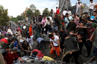 La policía de Camboya confirmó el colapso del centro religioso que aún se encontraba en construcción. (ESPECIAL)