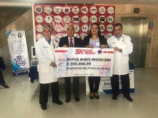 El donativo de 200 mil pesos se recaudó gracias a la realización de la carrera atlética 5K por el Día del Médico en Torreón. (ARCHIVO)