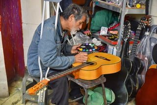 Autodidácta. Don Pablo conoció la música desde muy chico y empezó a reparar guitarras sin instrucción. (EL SIGLO DE TORREÓN / Ernesto Ramírez) 