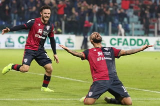 Joao Pedro (d) marcó dos tantos en la victoria del Cagliari 4-3 sobre la Sampdoria, con lo que su equipo se metió a puestos de Champions. (EFE)