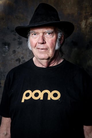 En redes. El músico Neil Young pide ayuda a sus seguidores para publicar archivo musical previsto para el próximo año. (ESPECIAL) 
