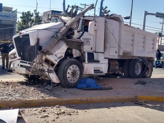 Un hombre perdió la vida al quedar debajo de un camión de volteo que iba cargado de tierra en la ciudad de Torreón. (EL SIGLO DE TORREÓN)