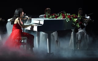 En el escenario. Ximena Sariñana y Los Ángeles Azules en su presentación en los Latin Grammy. (AP)