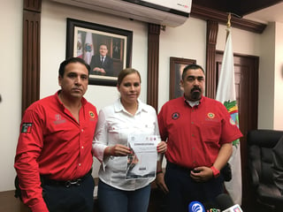 El director de Protección Civil, la alcaldesa y el titular de bomberos informaron sobre la convocatoria para bomberas. (FABIOLA P. CANEDO/EL SIGLO DE TORREÓN)