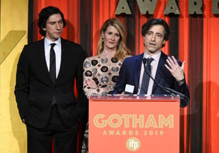 El cineasta. Noah Baumbach, a la derecha, recibe el premio Gotham en compañía de los actores Adam Driver y Laura Dern. (AP)