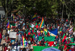 Desde tempranas horas decenas de manifestantes se reunieron en varios puntos de la capital colombiana con banderas del país y pancartas para continuar las protestas que se iniciaron el pasado 21 de noviembre. (EFE)