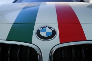 BMW recomendó a los propietarios abstenerse de conducir ciertos vehículos viejos al revelarse que tienen bolsas de aire Takata defectuosas. (ARCHIVO)