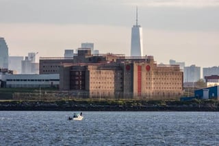 Cuatro guardias de la cárcel de Rikers Island de Nueva York han sido suspendidos después de que se conociera que observaron durante siete minutos a un preso que intentaba ahorcarse antes de intervenir. (ARCHIVO)