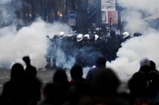 La Prefectura de Policía de París indicó en su cuenta de Twitter que hasta las 15:30 hora local (14:30 GMT) las fuerzas del orden habían detenido de forma preventiva a 71 personas. (EFE)