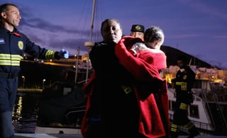La embarcación que salió desde Gambia hace una semana llevaba al menos 150 personas a bordo, incluyendo mujeres y niños. (EFE)