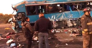 Al menos 12 personas fallecieron y una treintena resultaron heridas, algunas de ellas de gravedad, al volcar un autobús sin licencia en una carretera de Chihuahua, informaron fuentes de la Fiscalía General del estado. (ESPECIAL)