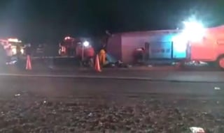Hasta el momento, 13 personas fallecieron luego de que la madrugada de este jueves, un camión de pasajeros volcó en la rúa Saucillo-Delicias sin que hasta ahora se conozcan las causas del accidente. (ESPECIAL)