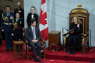 Julie Payette (d) leyó el discurso del trono de Reino Unido en el que Trudeau presentó las líneas generales de Gobierno. (AP) 