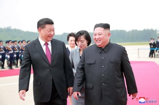 Los líderes de China (i) y Corea del Norte (d) no pueden ser juzgados. (ARCHIVO)