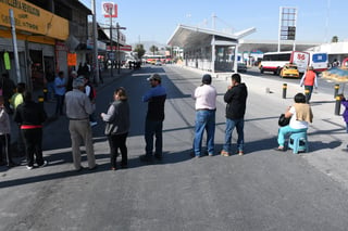 Una vez más los vecinos del sector poniente de Torreón se manifestaron para exigir la reapertura del cruce vehicular en calle Blanco y bulevar Revolución, como modificación al proyecto Metrobús. (FERNANDO COMPEÁN)