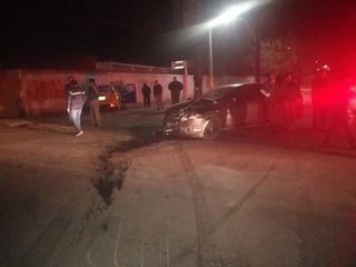 El accidente sucedió a las 2:45 de la madrugada del jueves en el cruce de la calle monte Aconcagua y avenida Paseo Central. (EL SIGLO DE TORREÓN)