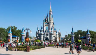La empresa Disney Signature Experiences lo ha suspendido sin sueldo mientras se ventilan los cargos, dijo la directora de asuntos públicos, Cynthia Martínez. (ARCHIVO)