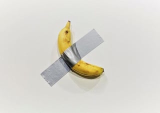 La ‘obra’ es sólo la fruta pegada a la pared cinta adhesiva. (INTERNET)