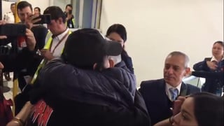  El presidente Andrés Manuel López Obrador y el payaso 'Cepillín' (Ricardo González Gutiérrez) se encontraron y se dieron un largo abrazo en la terminal 1 del Aeropuerto Internacional Ciudad de México. (ESPECIAL)