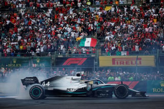 En este 2019 resaltó en el GP de México el triunfo de Hamilton, quien subió al podio acompañado de su monoplaza. (ARCHIVO)