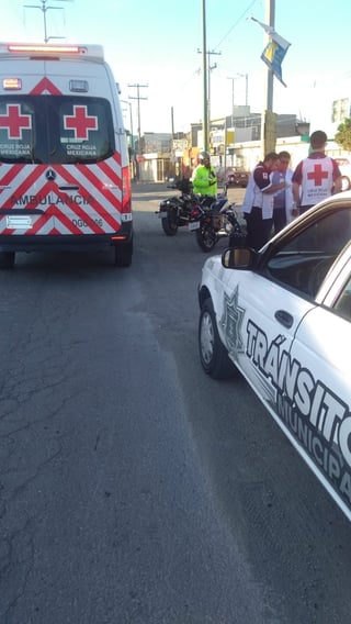 Paramédicos de la Cruz Roja arribaron al lugar del accidente para atender al motociclista lesionado.
