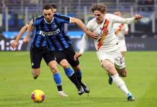 En un apretado duelo, Inter y Roma igualaron en Milán a cero goles. (AP)