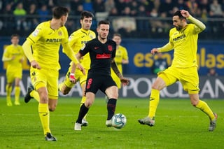 El jugador del Atlético de Madrid, Saúl Ñíguez, es rodeado por jugadores del Villarreal, en el empate a cero tantos entre ambos equipos. (EFE)