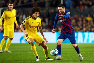 El Barcelona de Lionel Messi (d) se mide hoy al Mallorca, con la encomienda de seguir encabezando la Liga de España. (ARCHIVO)
