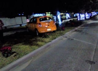 Tras el fuerte impacto, el taxi salió proyectado contra el camellón central causando daños en el área verde, mientras el vehículo de Jonathan quedó en medio de la avenida Hidalgo en sentido contrario. (EL SIGLO DE TORREÓN)