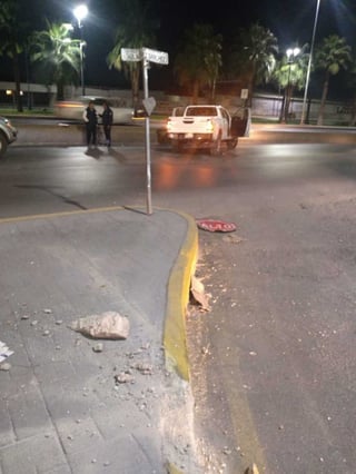 Ladrón roba camioneta y en su huida choca sobre el Periférico de Torreón; abandonó la unidad y se fugó corriendo.