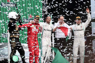 El británico Lewis Hamilton de la escudería Mercedes celebra tras haber conquistado el Gran Premio de México.