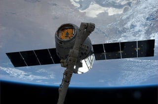 La cápsula espacial Dragon de la compañía privada SpaceX llegó a la Estación Espacial Internacional (EEI) con un cargamento de 5,700 libras (2,587 kilos) de peso. (ARCHIVO) 