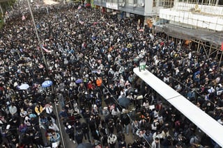 Miles de manifestantes prodemocracia abarrotaron las calles de Hong Kong la tarde de este domingo. (EFE) 