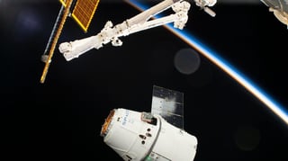 Después de tres días de viajar a través del espacio en la cápsula DragoN de la empresa SpaceX, ésta logró acoplarse con éxito a la EEI. (NASA)