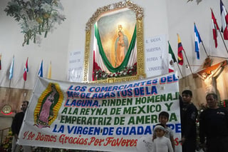 Los comerciantes del Mercado Abastos agradecieron por otro año más a la Virgen de Guadalupe en su parroquia en Torreón. (FERNANDO GONZÁLEZ)
